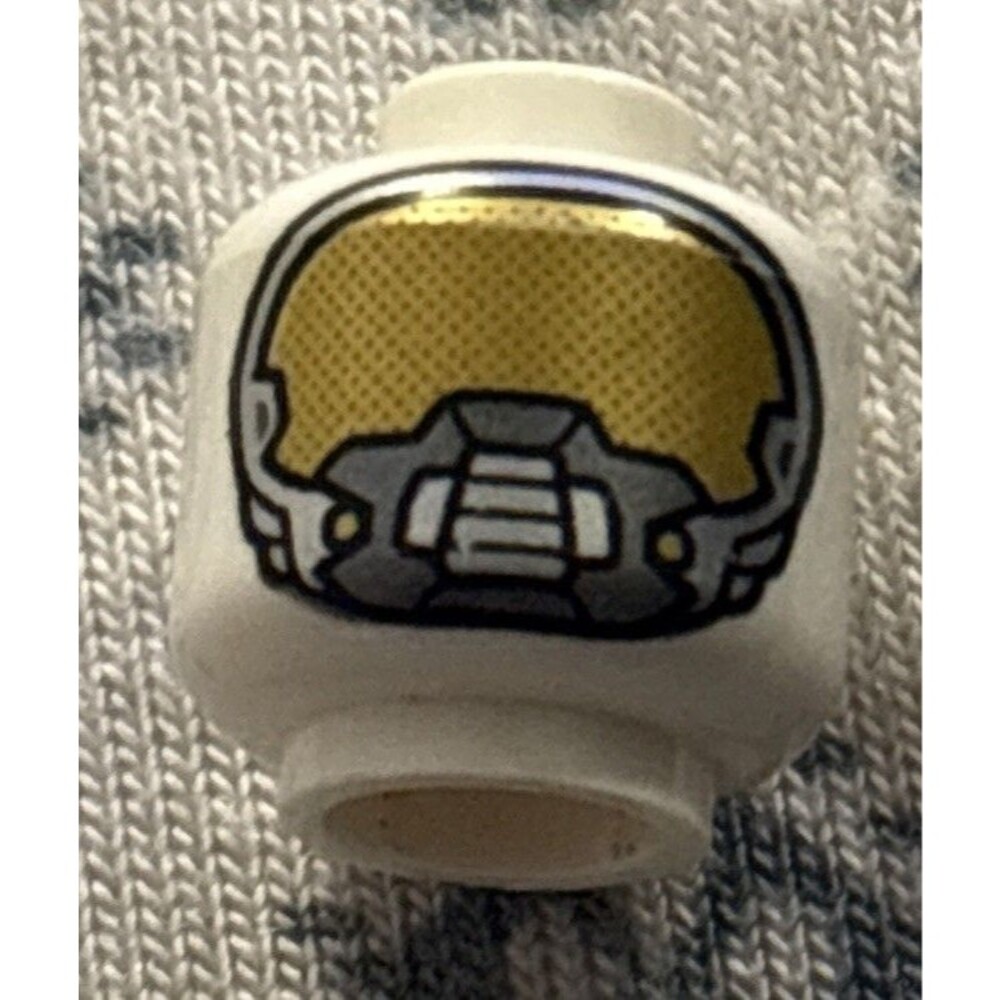LEGO - Minifig, Head Space Mask w/ Gold Face Port Pattern (Space Batman) - White - Picture 1 of 3